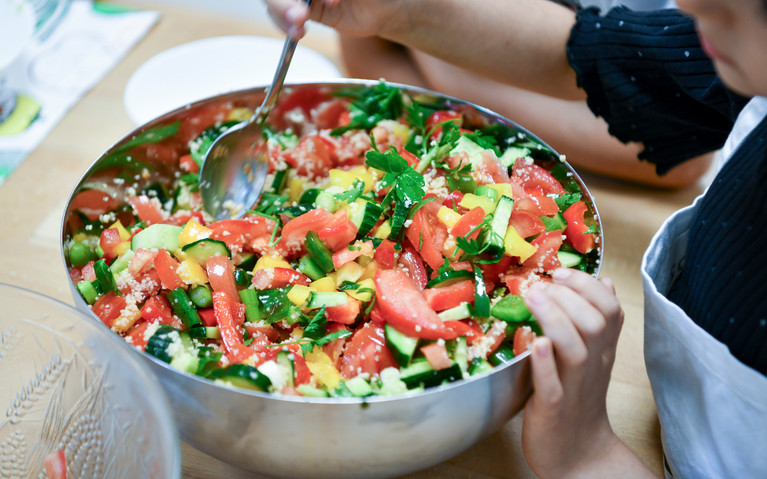 Eine Schüssel selbstgemachter Couscous-Salat