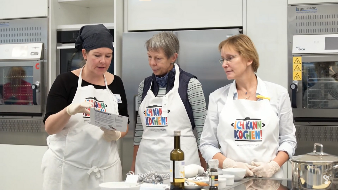 Ich kann kochen!-Trainerin Lena Thyra Meyer erklärt Genussbotschafterinnen wie man in 60 Minuten ein Gericht zaubern kann. 